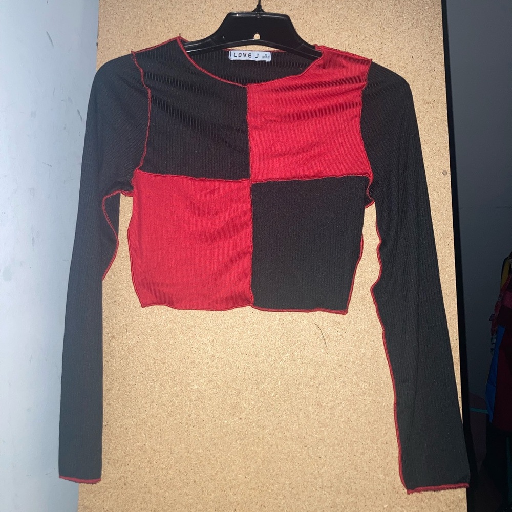 Red and black cropped long sleeve (size:S)